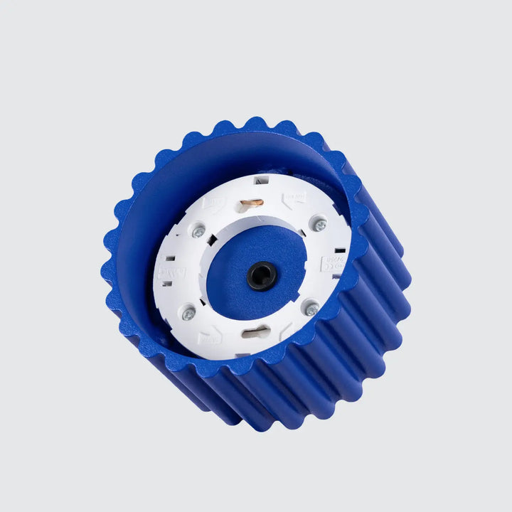 Luminaire plafonnier aura 1 outremer en plastique bleu avec hub blanc forme unique inspirée visible à l arrière