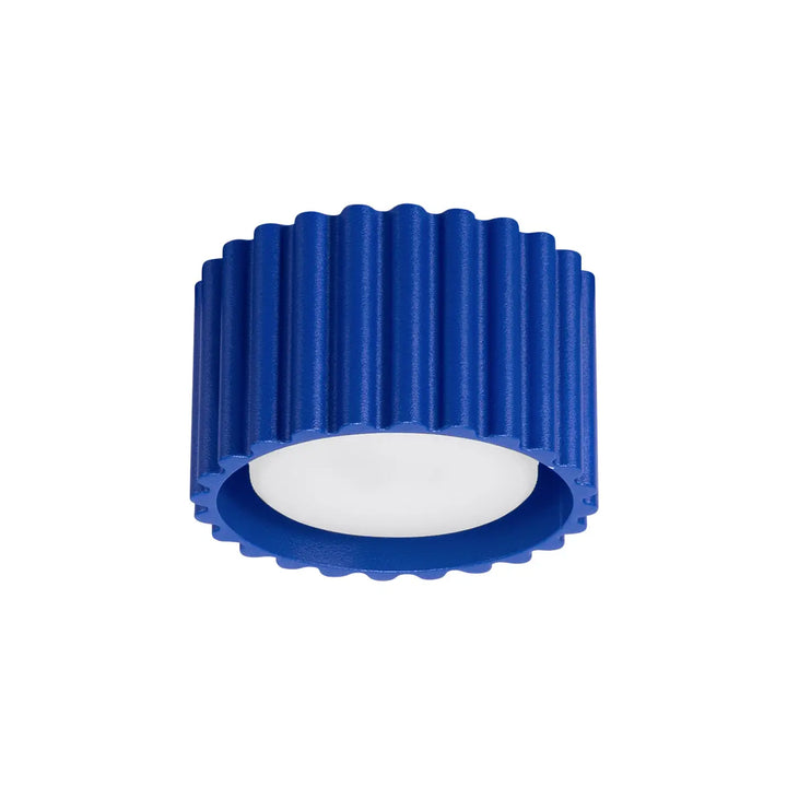 Luminaire plafonnier aura 1 outremer avec forme unique inspirée de rouleau en mousse bleu côtelé anneau blanc central