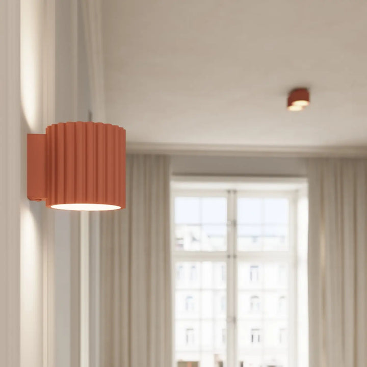 Luminaire plafonnier aura 1 peach avec lampe murale terracotta forme unique inspirée et abat-jour cannelé cylindrique