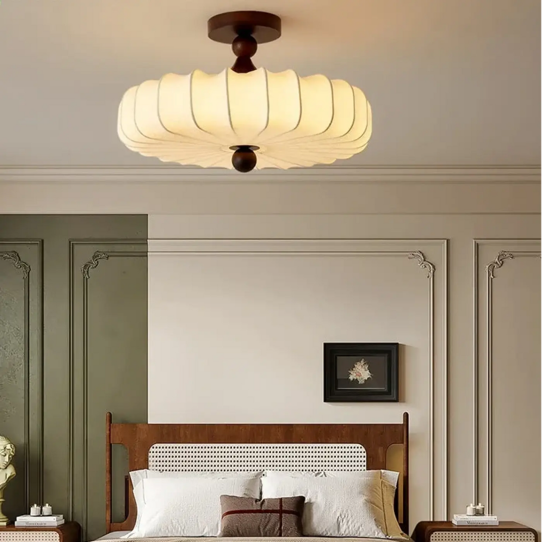 Luminaire plafonnier rubana avec abat-jour plissé chaleureux en tissu et fixation plafond en bois foncé style japandi charme doux