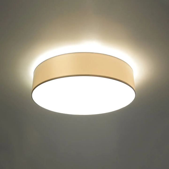 Luminaire plafonnier blanc allumé, vue rapprochée