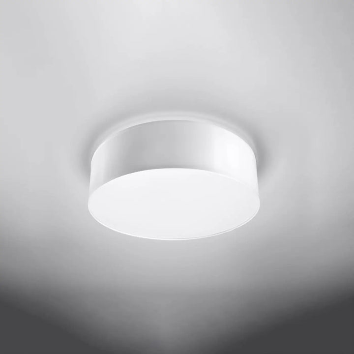Luminaire plafonnier blanc éteint, vue rapprochée