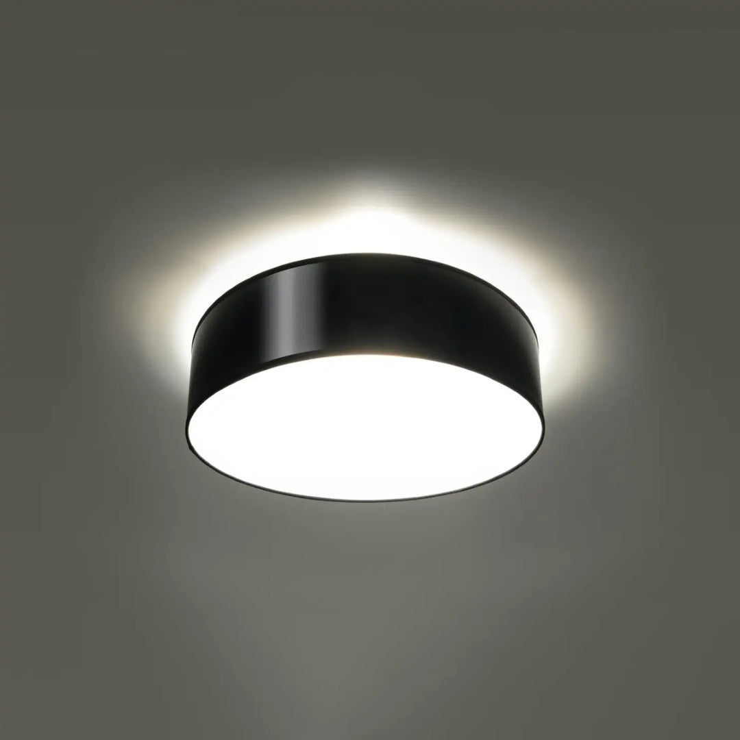 Luminaire plafonnier noir allumé, vue rapprochée