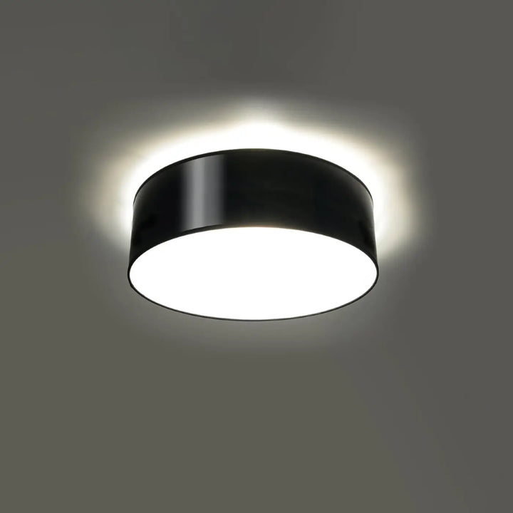 Luminaire plafonnier noir allumé, vue rapprochée