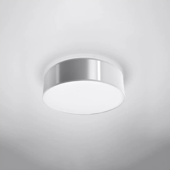 Luminaire plafonnier gris éteint, vue rapprochée