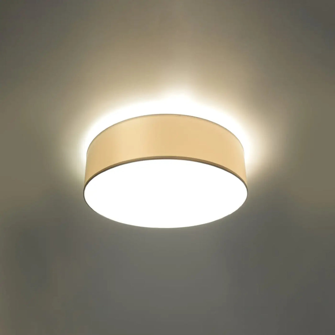 Luminaire plafonnier blanc allumé, vue rapprochée