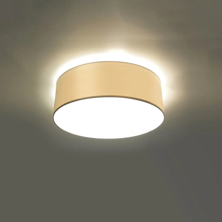 Luminaire plafonnier blanc allumé, vue rapprochée