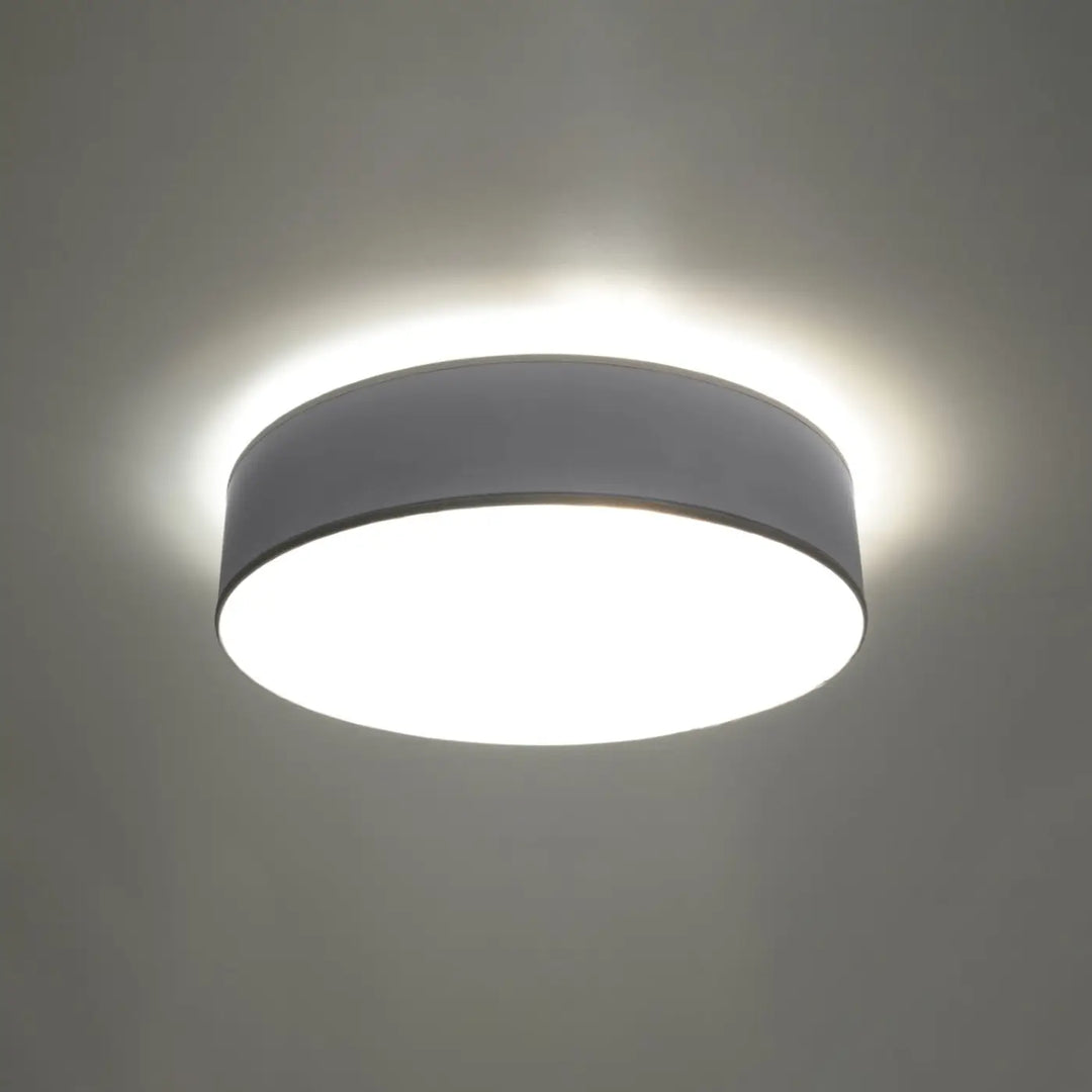 Luminaire plafonnier gris allumé, vue rapprochée