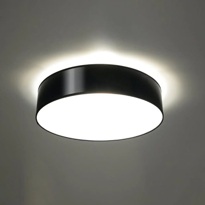 Luminaire plafonnier noir allumé, vue rapprochée