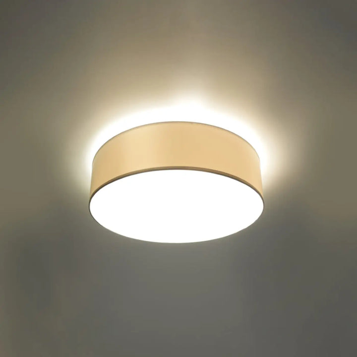 Plafonnier rond beige arena 35 blanc avec éclairage polyvalent et forme riche pour un intérieur chaleureux
