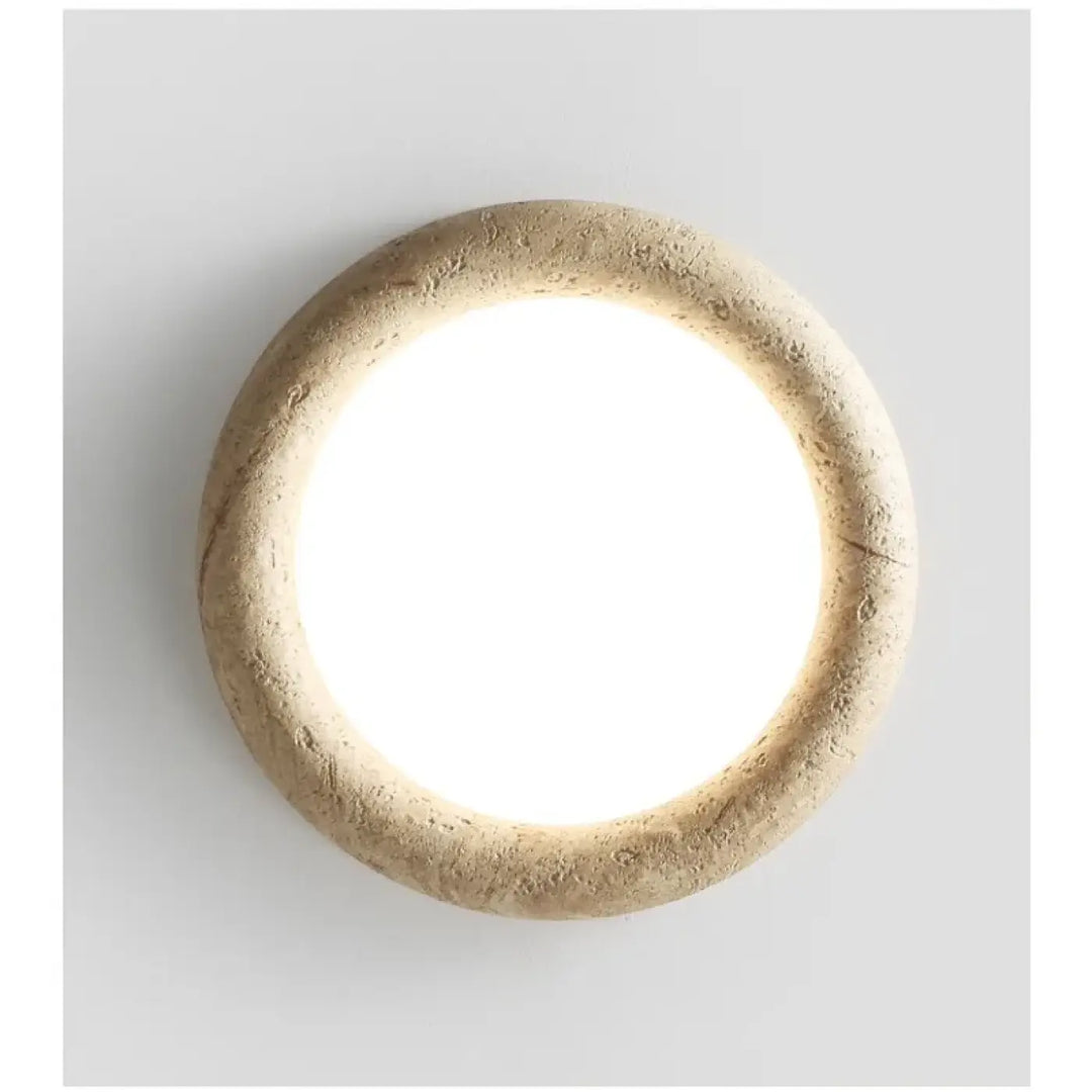 Luminaire plafonnier rond blanc en travertin au style épuré