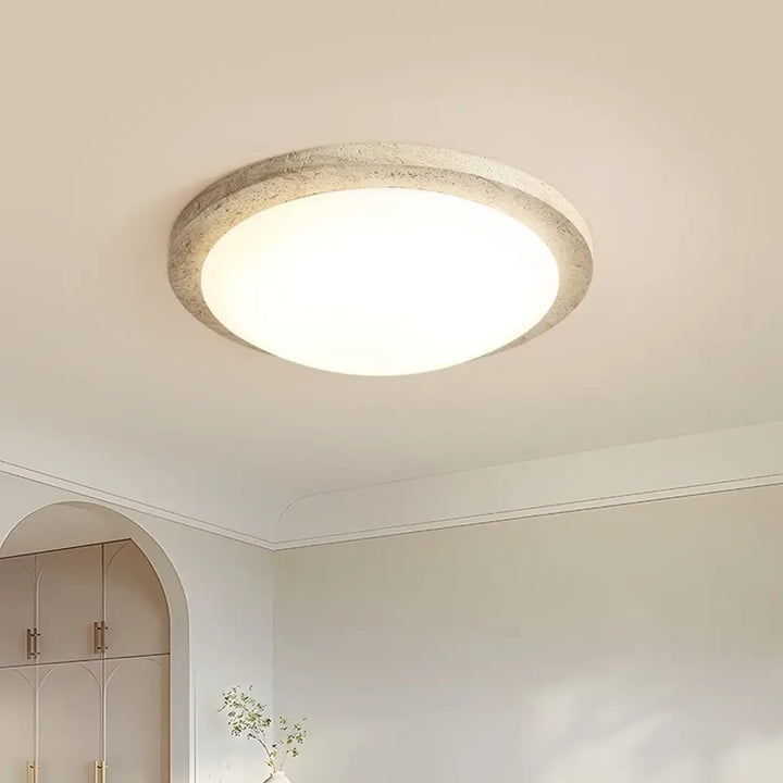Luminaire plafonnier rond blanc en travertin au style épuré