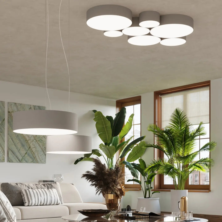 Luminaire plafonnier arena 45 gris avec multiple disques lumineux superposés pour un éclairage polyvalent et forme riche