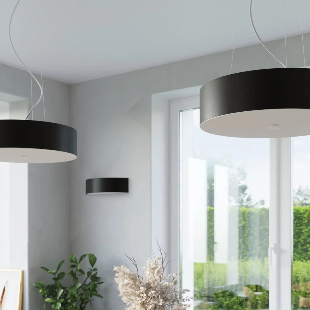 Luminaire plafonnier skala 100 noir avec suspension cylindrique noire intérieur blanc pour un plafond minimaliste élégant