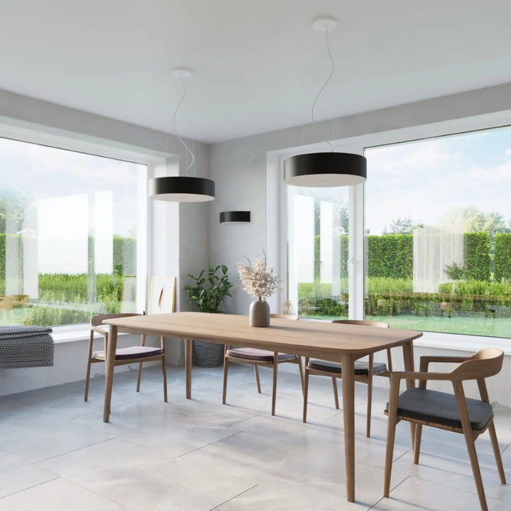 Luminaire plafonnier skala 30 noir avec table à manger en bois clair minimaliste pour décoration élégante plafond minimaliste