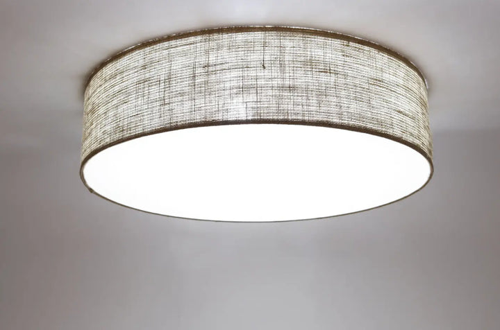 Luminaire plafonnier boho elegant taupe with a textured fabric shade and sleek metallic rim