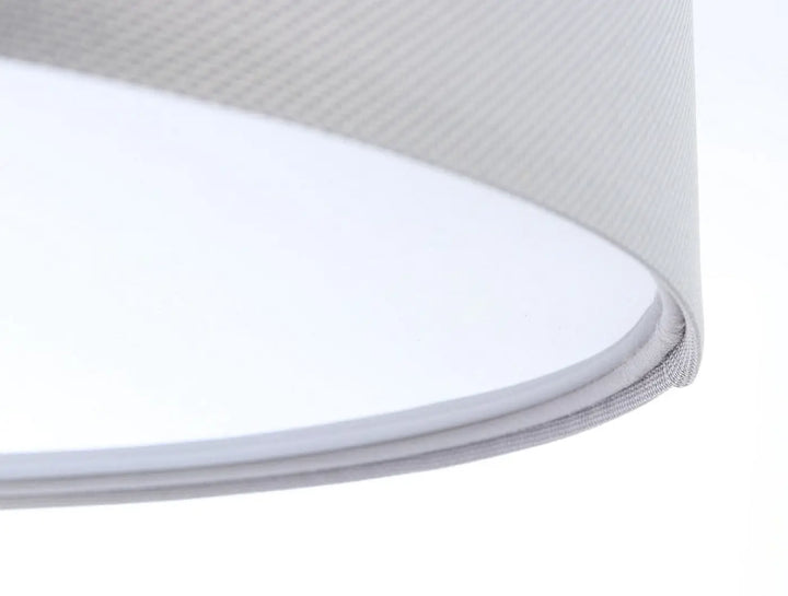 Luminaire plafonnier rond en tissu gris clair avec abat-jour texturé en tissu off-white aux bords soigneusement cousus