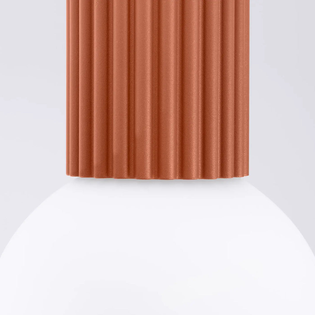 Lampe halo plafonnier rouge ochre avec abat-jour cannelé mat terracotta pour bureau décorative avec sphère laiteuse
