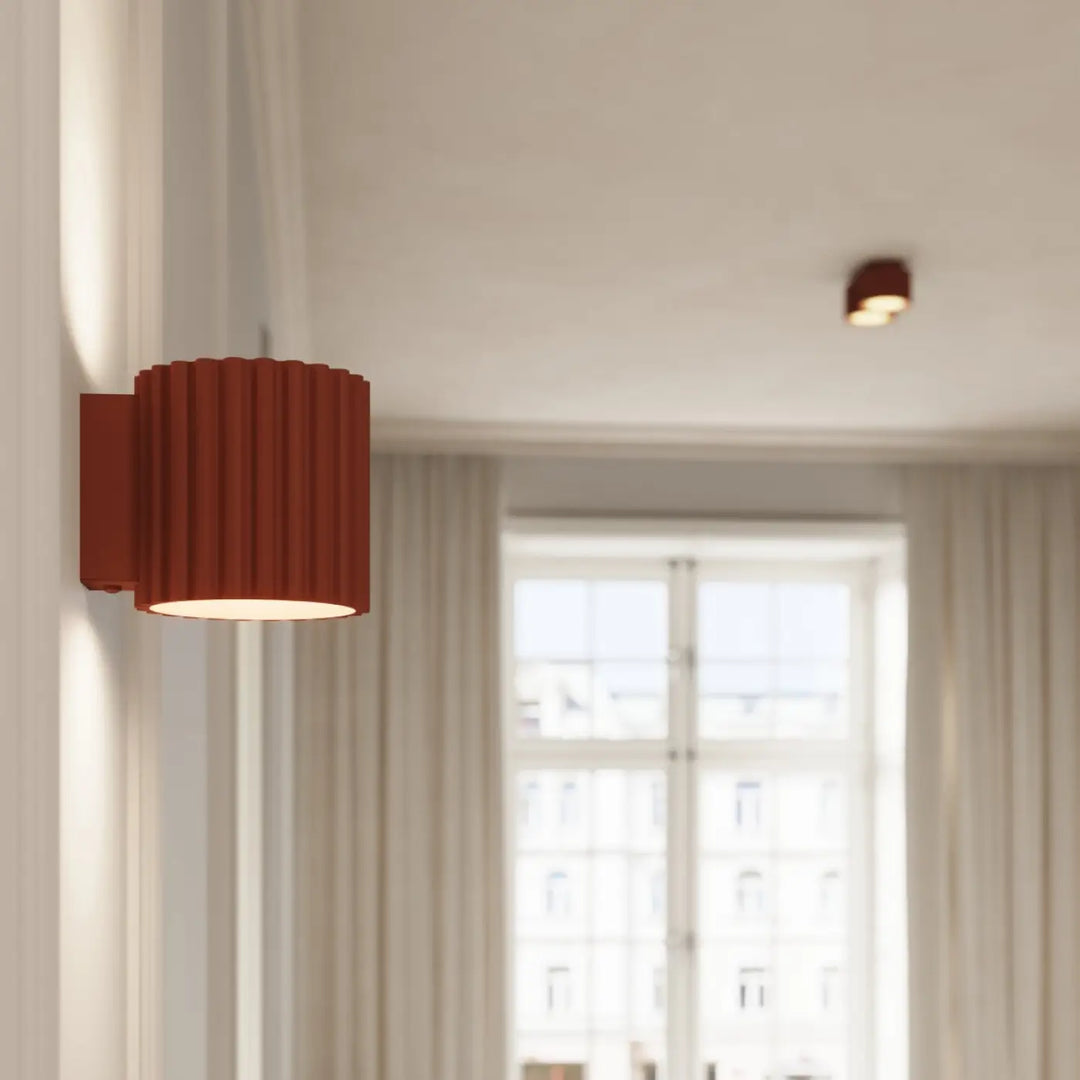 Luminaire plafonnier aura 1 rouge ochra avec forme unique inspirée et abat-jour cylindrique cannelé en métal rouille