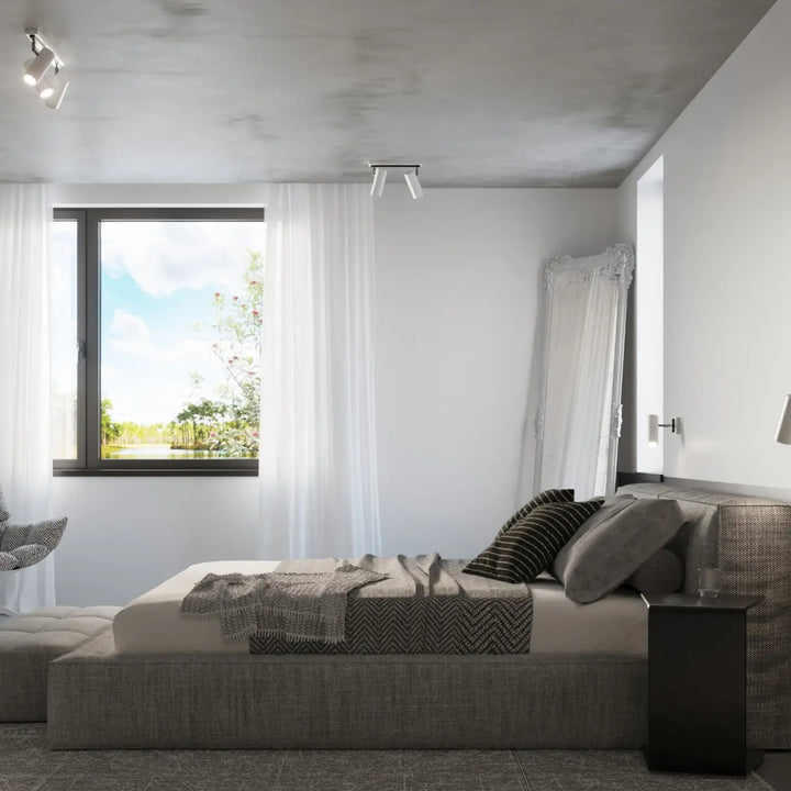 Lit rembourré gris en tissu texturé avec coussins noir blanc et gris dans la série direzione pour un éclairage élégant plafond minimaliste