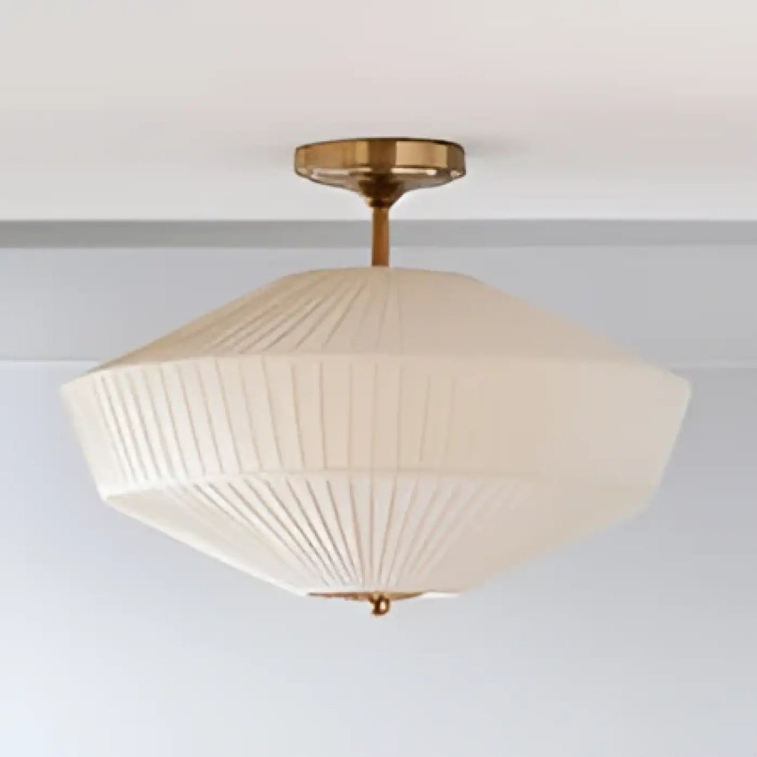 Luminaire plafonnier azura en tissu plissé crème avec montage au plafond finition laiton