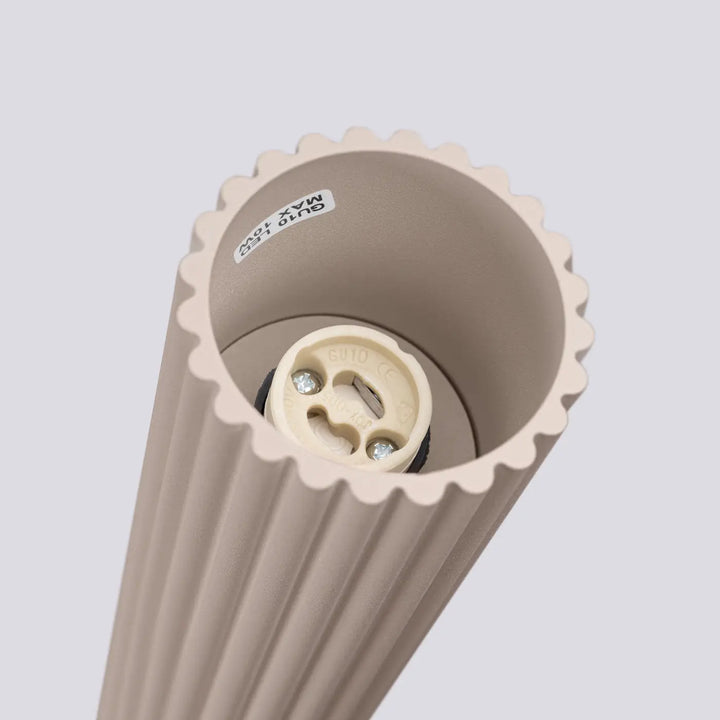 Luminaire plafonnier karbon 20 taupe avec abat-jour côtelé beige à bord festonné et douille crème pour ampoules gu10 interchangeables design minimaliste