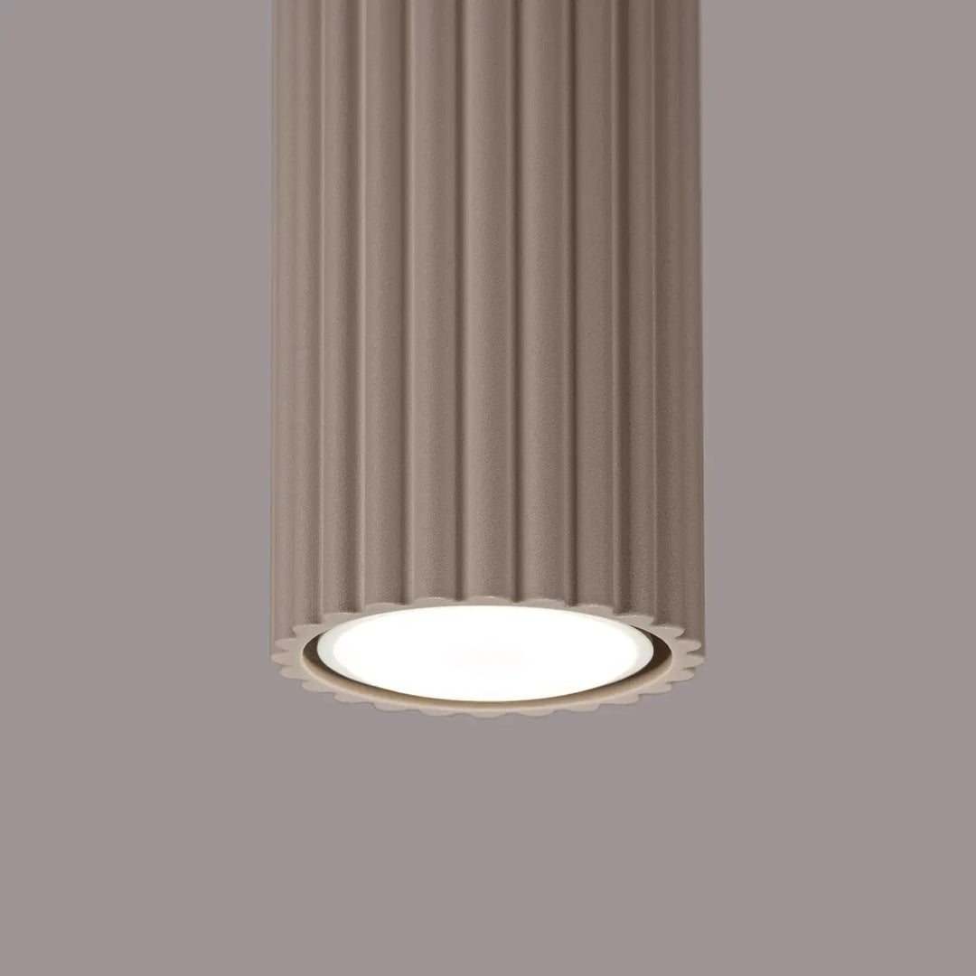 Plafonnier karbon allie beige fluté avec bord scallopé et base circulaire illuminée design minimaliste avec ampoules gu10 interchangeables