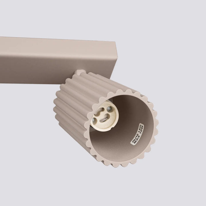 Plafonnier karbon allie design minimaliste en taupe avec texture beige et douille e27 intégrée pour ampoules gu10 interchangeables