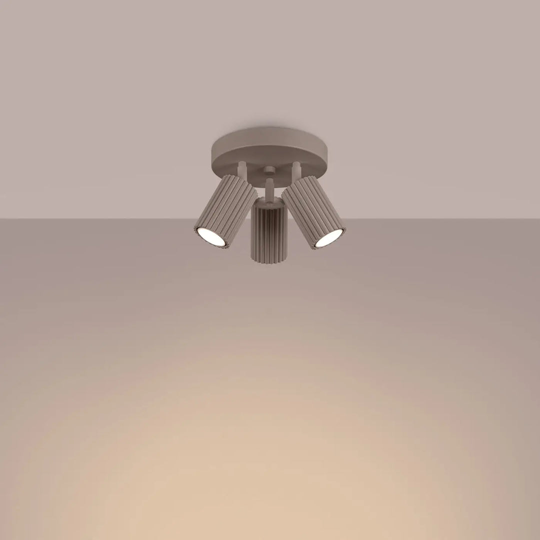 Plafonnier karbon allie design minimaliste avec trois têtes cylindriques réglables et ampoules gu10 interchangeables taupe