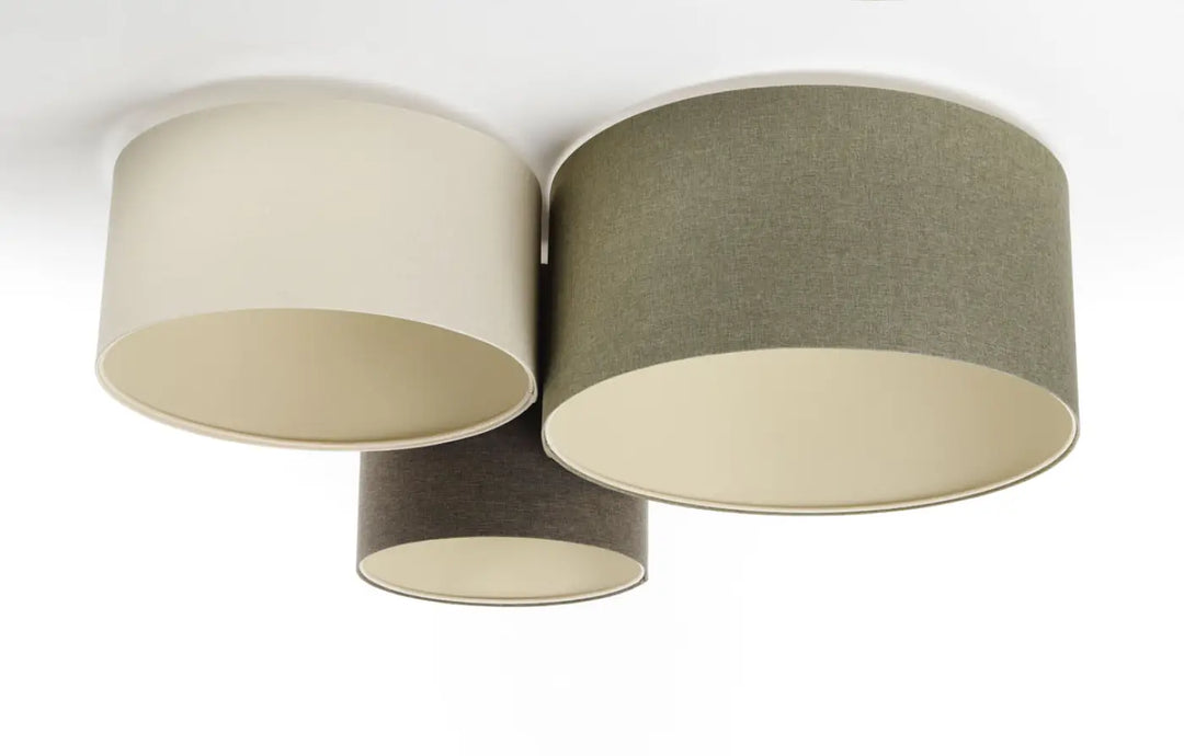 Luminaire plafonnier trio boho elegant avec trois abat-jours cylindriques en tissu naturel beige et vert olive
