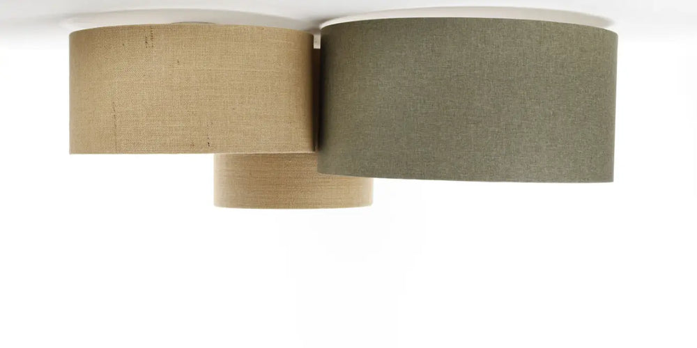 Luminaire plafonnier trio boho elegant avec deux abat-jours cylindriques en tissu beige et vert naturel minimaliste