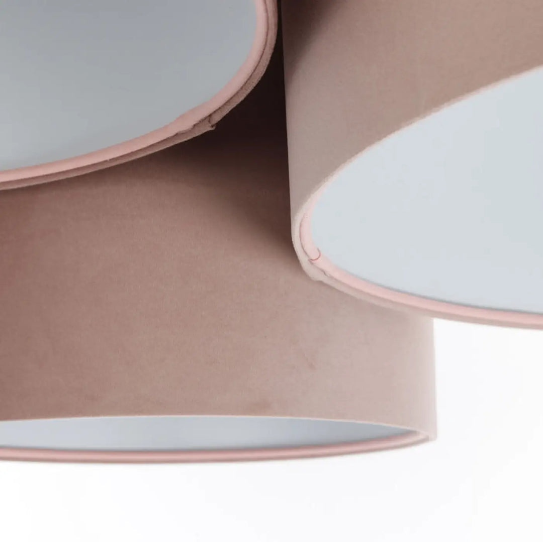 Luminaire plafonnier trio jasmin avec tissu rose pastel asymétrique et finition mate douce avec doublure blanche