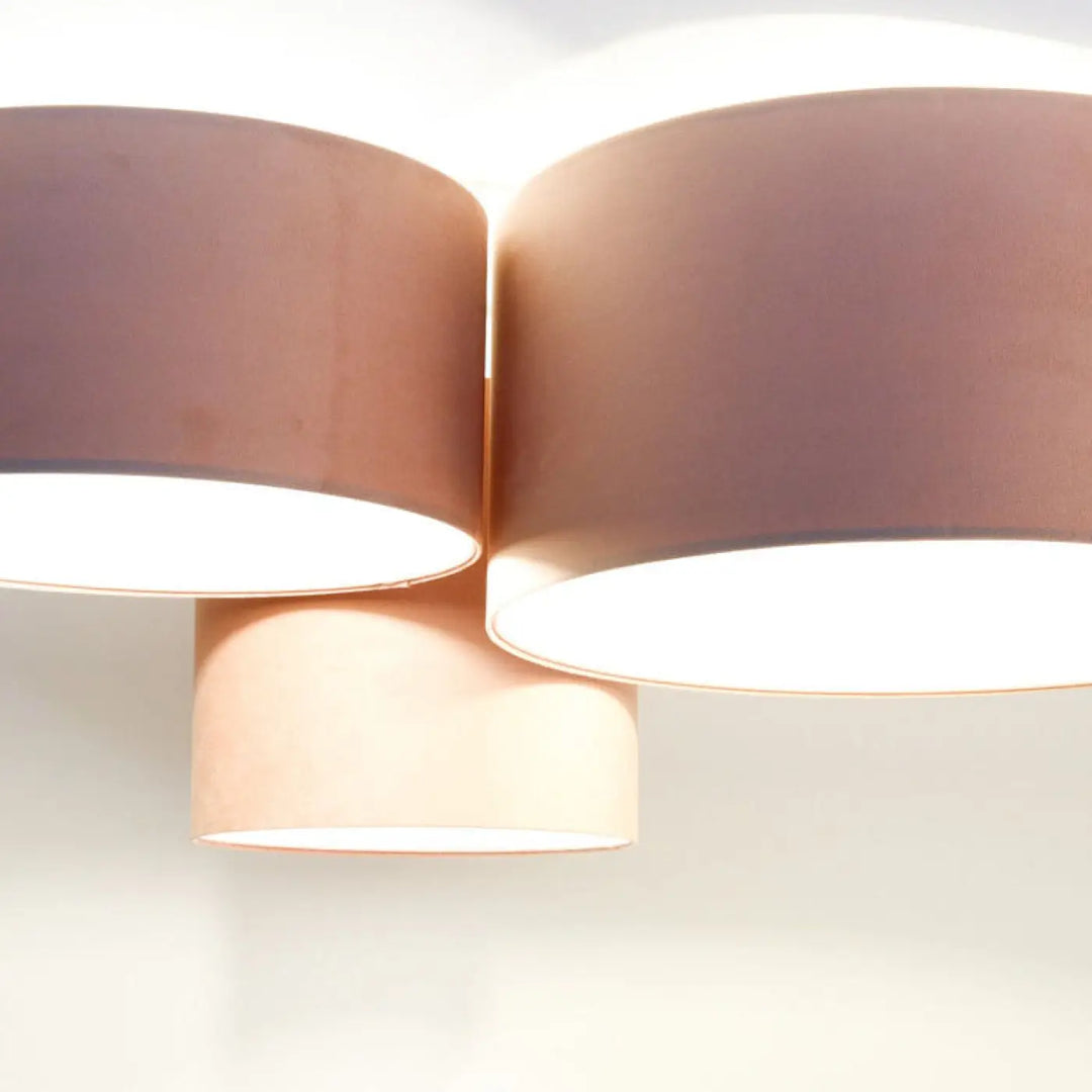 Luminaire plafonnier trio jasmin avec abat-jour cylindrique cuivre et éclairage diffus au design asymétrique