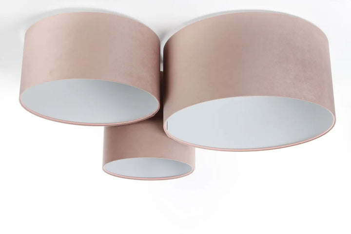Luminaire plafonnier trio jasmin en tissu rose velours avec design asymétrique et trois abat-jours cylindriques