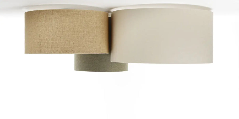 Luminaire plafond trio boho elegant avec trois abat-jours cylindriques en tissu lin naturel beige et vert gris muted