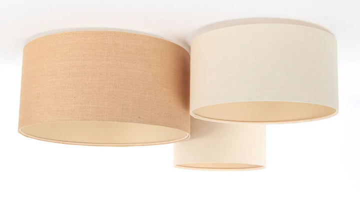 Luminaire plafonnier trio boho avec trois abat-jour cylindriques en lin naturel et textile écru pour plafond