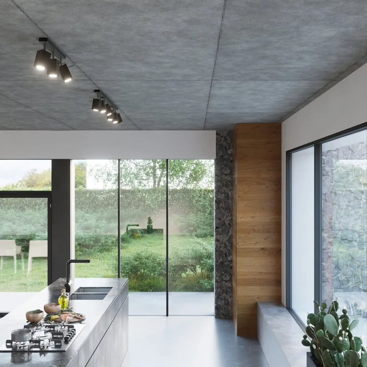 Luminaire plafonnier merida 3 noir avec spots merida pour diriger précisément dans cuisine moderne avec béton et fenêtres larges