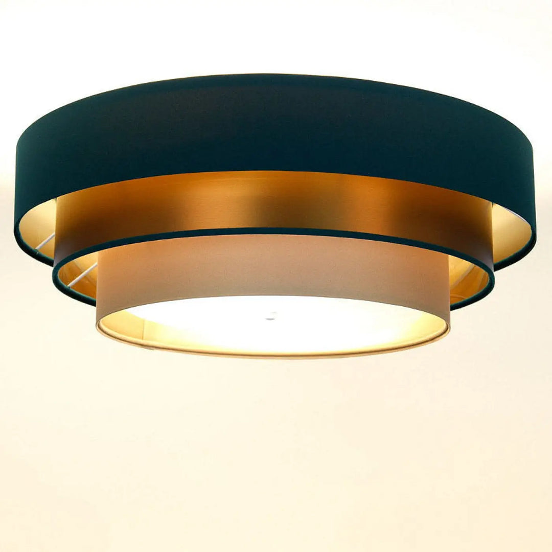 Luminaire plafonnier vert avec trois abat-jour circulaires concentriques en tissu beige, vert profond et cuivre brossé