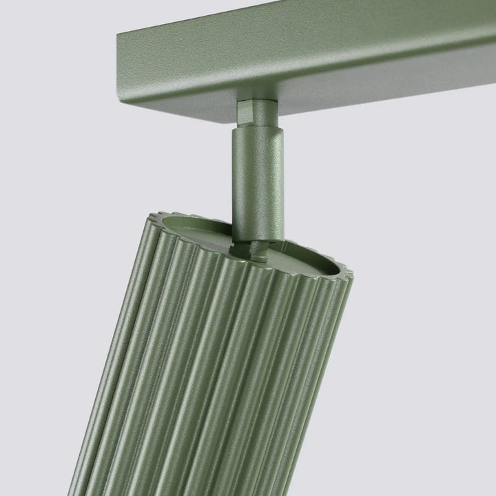 Plafonnier Karbon allie design minimaliste en métal vert olive mat avec ridges verticales et ampoules gu10 interchangeables