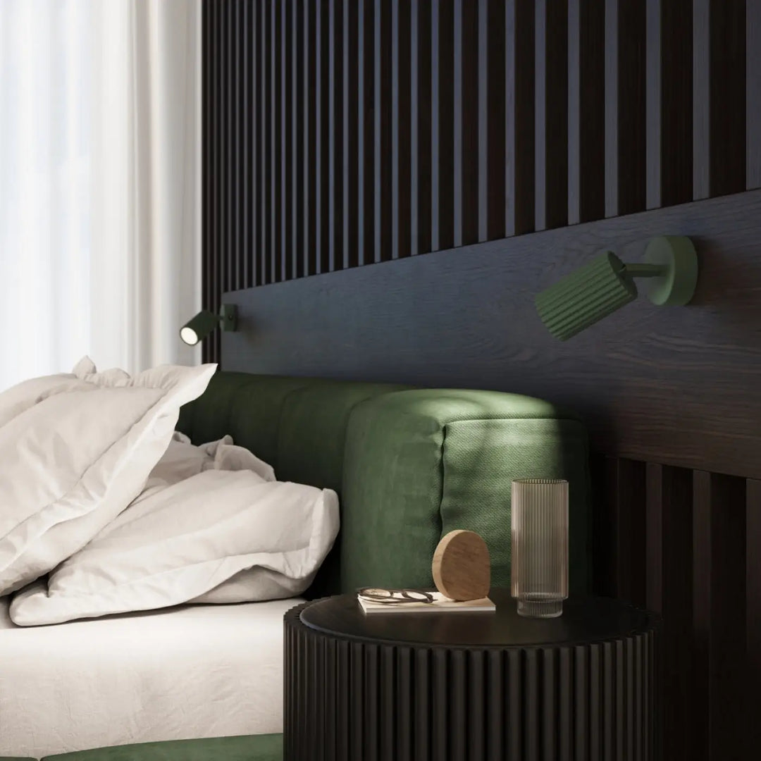 Luminaire plafonnier karbon 4 vert olive avec tête de lit en tissu vert foncé à lattes verticales et lampes de lecture murales design minimaliste ampoules gu10 interchangeables