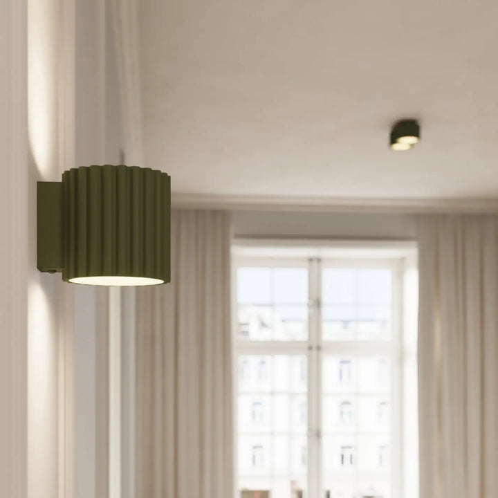 Luminaire plafonnier aura 1 vert olive en forme unique inspirée cylindrique à lumière chaude et diffuse flûtée