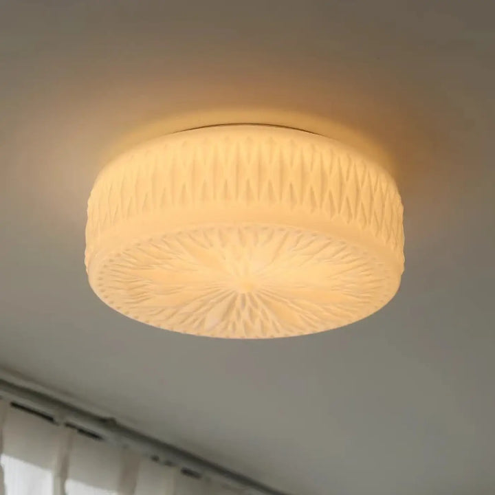 Luminaire plafonnier solyra vintage crème en verre dépoli texturé avec motifs embossés circulaire et ton chaud