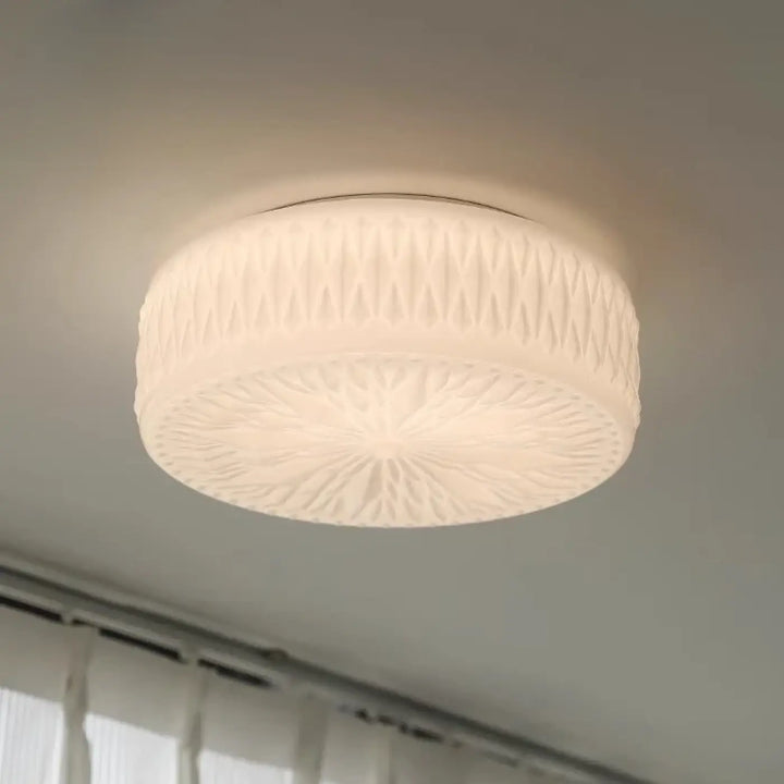 Luminaire plafonnier solyra vintage crème avec abat-jour en verre texturé et motifs géométriques off-white circulaire