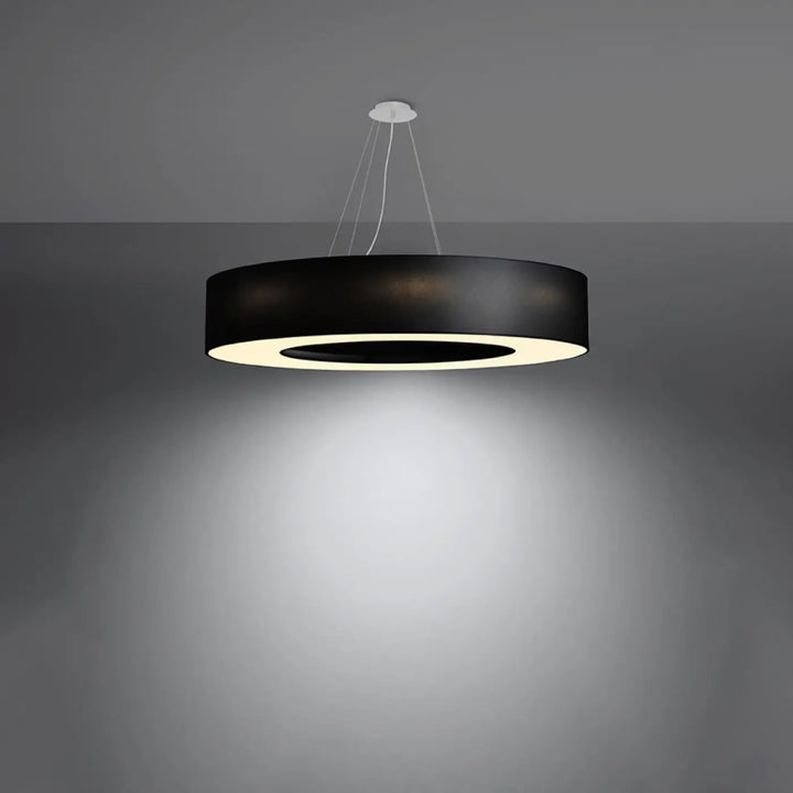 Lustre abat-jour rond noir allumé