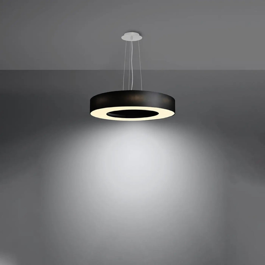 Lustre abat-jour rond noir allumé
