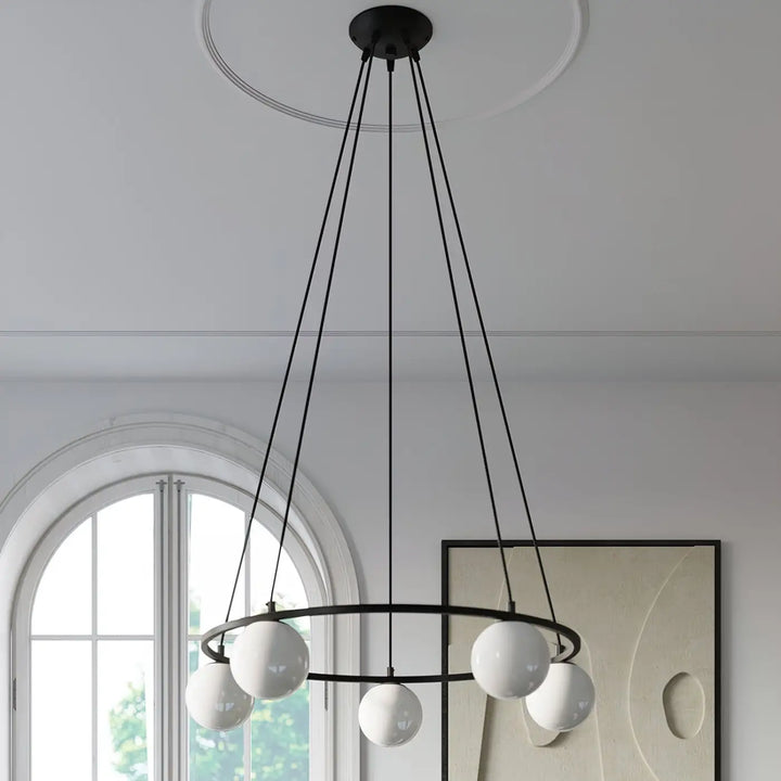 Lustre noir au-dessus d'une table ronde