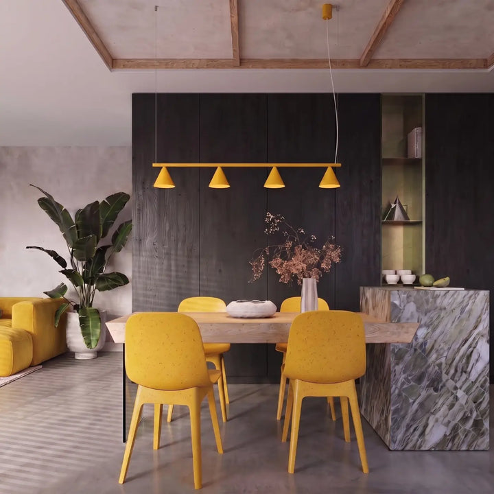 Lustre jaune au-dessus d'une table à manger
