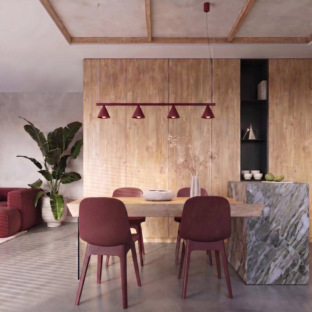 Lustre bordeaux au-dessus d'une table à manger
