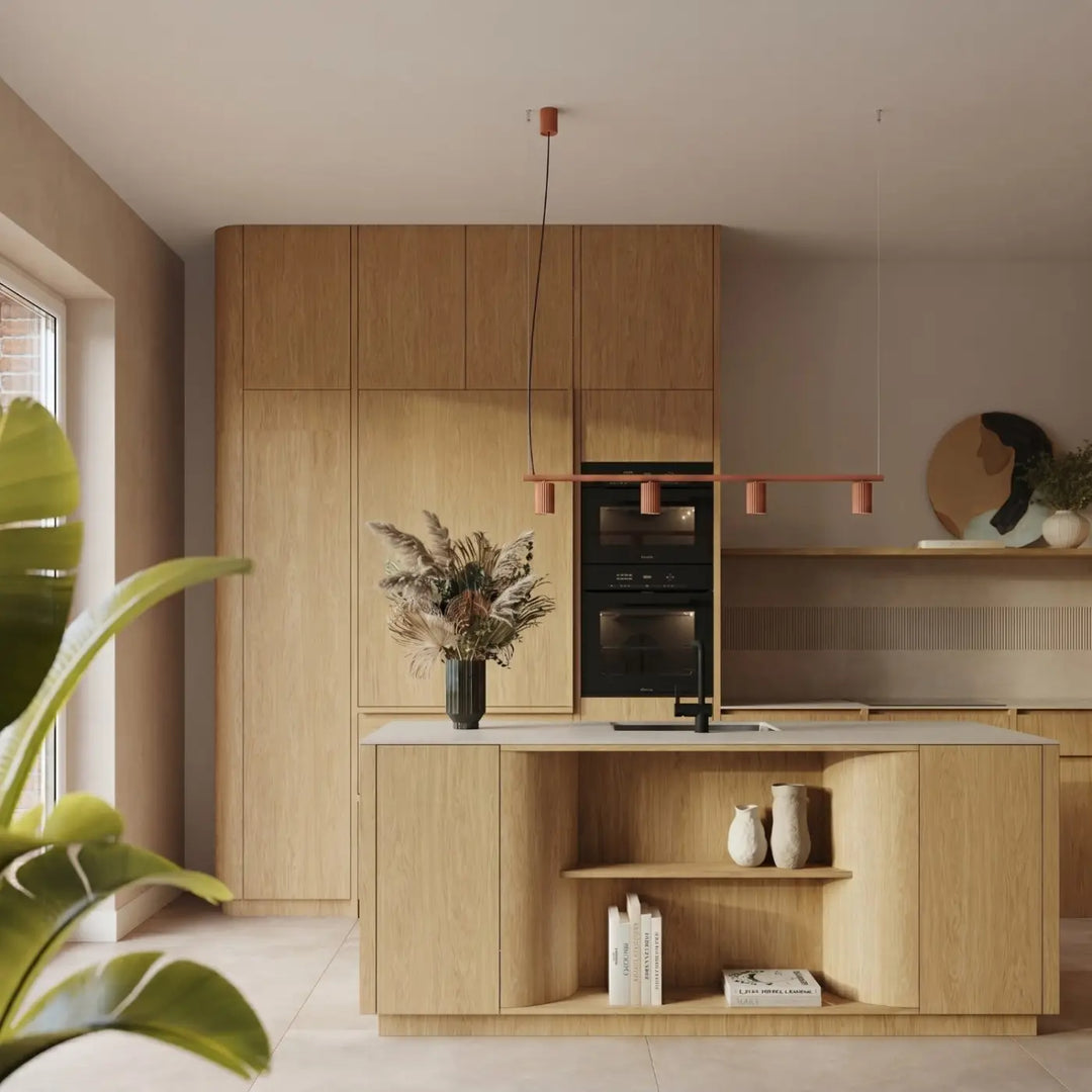 Lustre ocre rouge au-dessus d'un îlot de cuisine