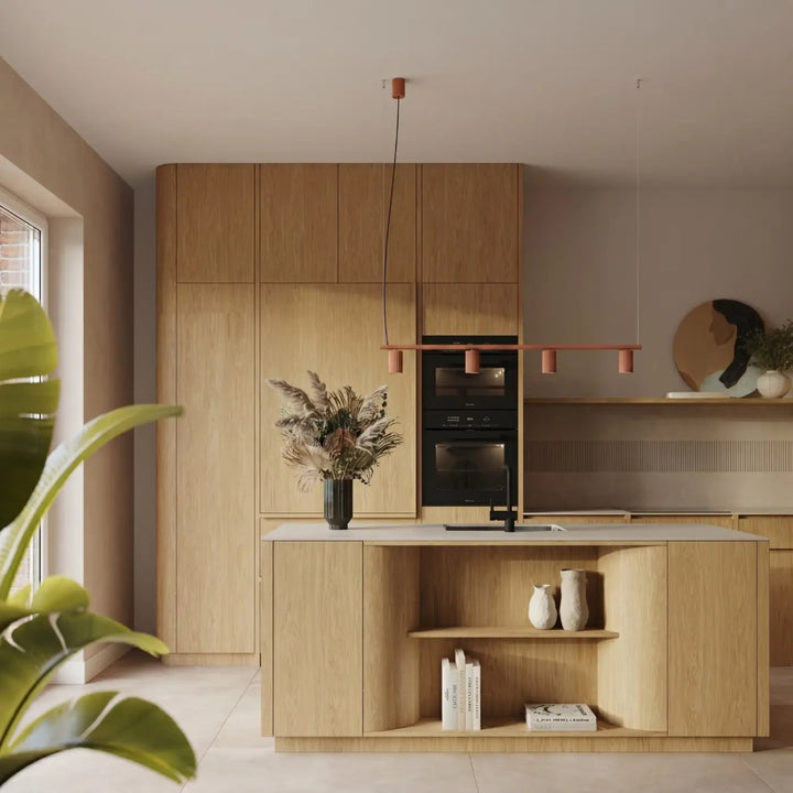 Lustre ocre rouge au-dessus d'un îlot de cuisine